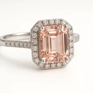 žiedas halo dizaino su smaragdo formos morganitu ir smulkiais deimantais aplinkui