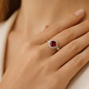 Гранат — Кольцо с гранатом и бриллиантами. AI Ювелир