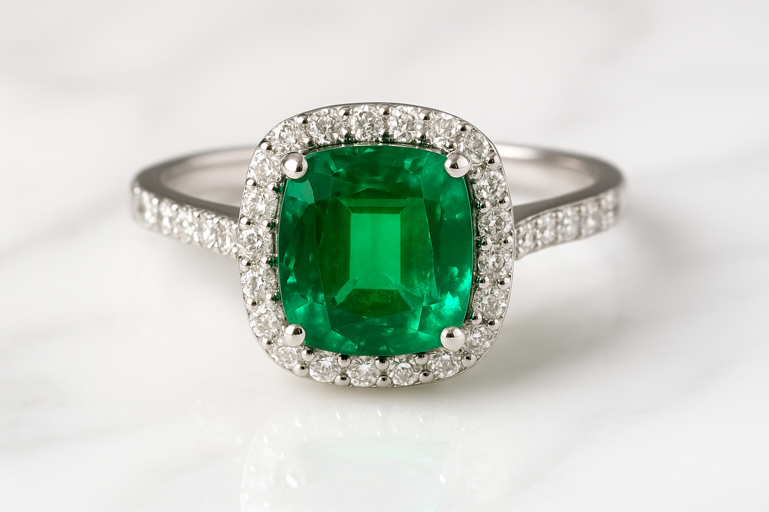 Žiedas su smargdu ir deimantais