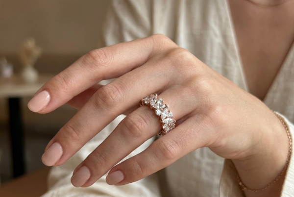 Deimantinė juostelė 33 Marquise & Round 10.69 karatai raudono aukso ant pirsto