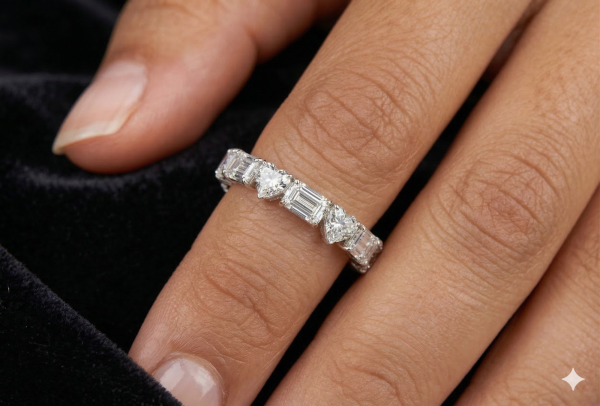 Deimantinė juostelė 5Emerald & 5Heart ant piršto.