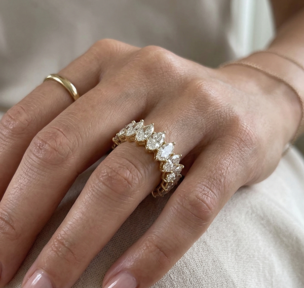 Žiedas juostelė su laboratoriniais 13 Marquise 6.57 karatai baltas auksas ant piršto