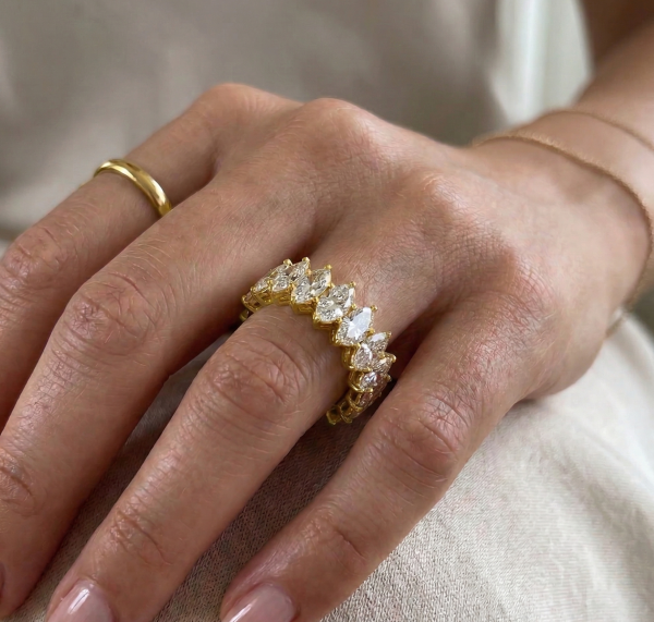 Žiedas juostelė su laboratoriniais 13 Marquise 6.57 karatai geltonas auksas ant piršto.