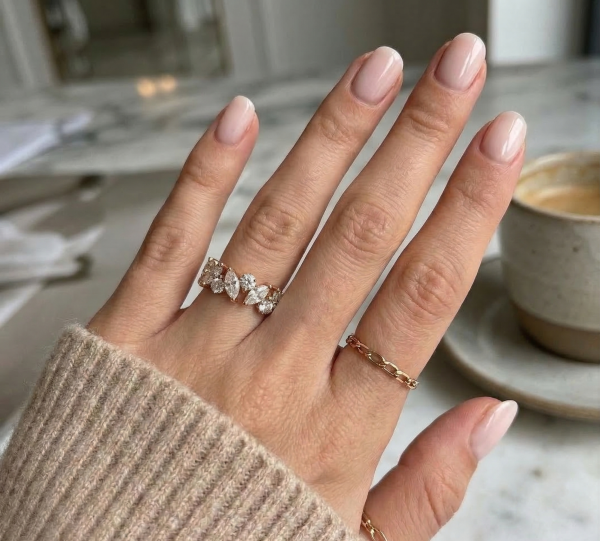 Deimantinė juostelė su laboratoriniais 24 Marquise/Round 7.36 karatai ant piršto raudono aukso