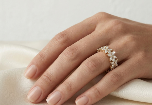 Deimantinė juostelė su 35 Marquise & Round deimantais geltonas auksas ant pirsto