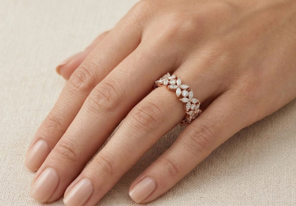 Deimantinė juostelė su 35 Marquise & Round deimantais raudonas auksas ant pirsto