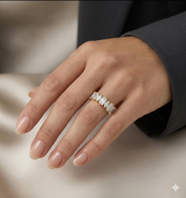 Deimantinė juostelė su 9 Marquise & 9 Baguette deimantais 4.50 karatų geltono aukso ant pirsto