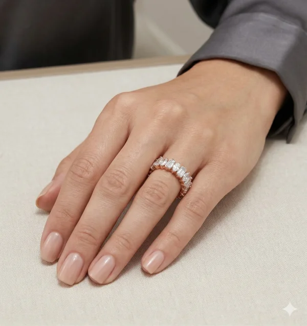 Deimantinė juostelė su 9 Marquise & 9 Baguette deimantais 4.50 karatų raudono aukso ant pirsto