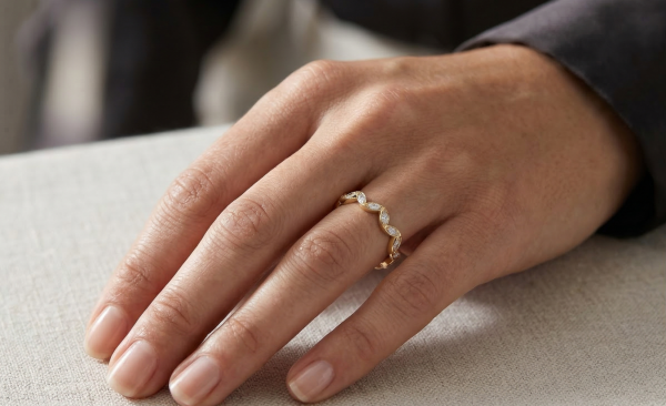 Deimantinė juostelė su 18 Marquise 5.48 karatai ant piršto raudonas auksas