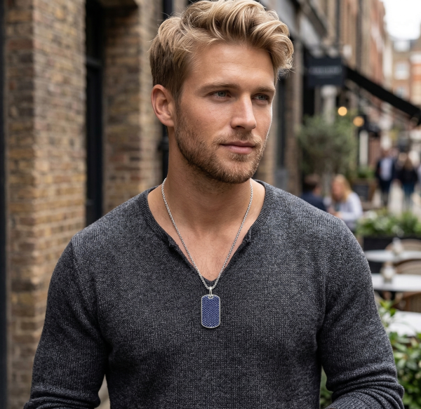 Pakabukas vyrui su safyrais ant grandinėlės