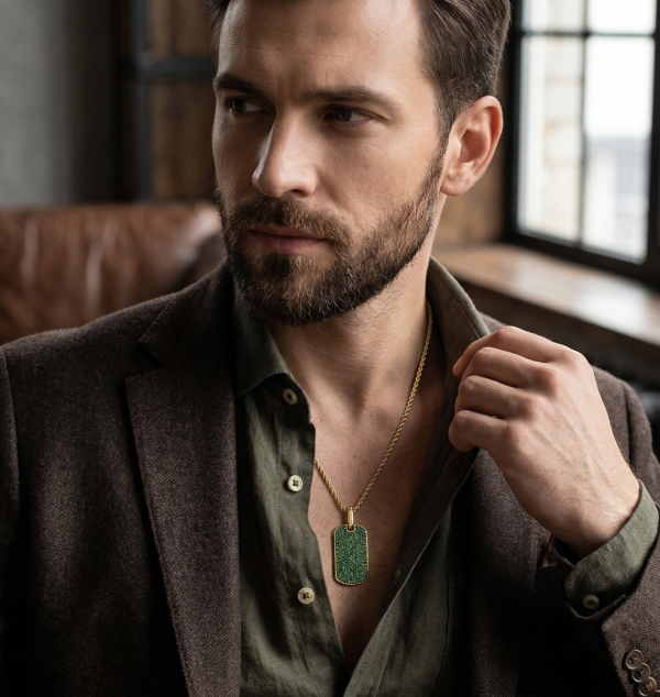 Pakabukas vyrui su žaliais brangakmeniais tsavoritais