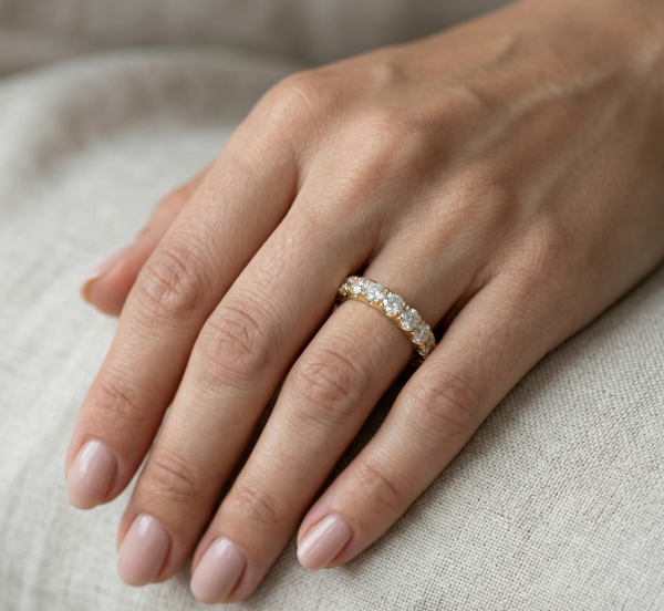 Deimantinė juostelė su deimantais geltono aukso (3.80 ct) 4.00 mm ant piršto