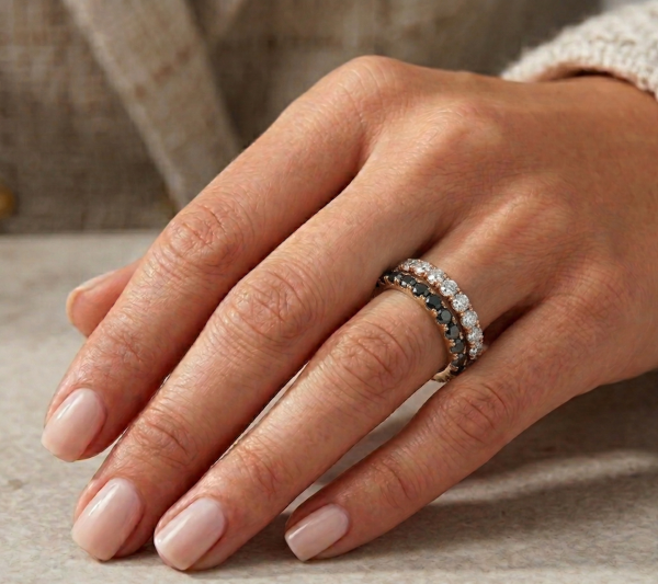 Deimantinė juostelė su juodais deimantais (1.00 ct) 2.00 mm juodo aukso ant moters piršto 1