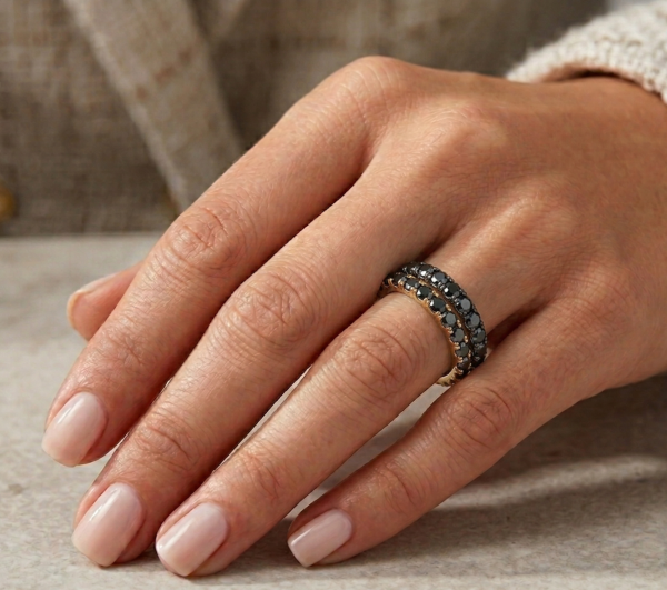 Deimantinė juostelė su juodais deimantais (1.00 ct) 2.00 mm juodo aukso ant moters piršto