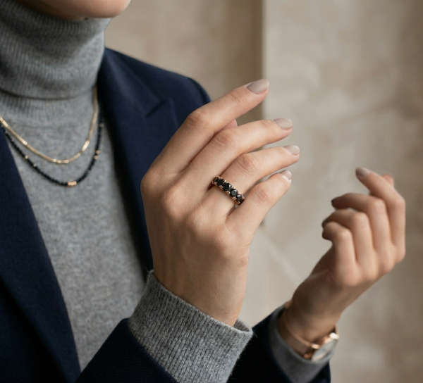 Deimantinė juostelė su juodais deimantais (9.10 ct) 5.90 mm raudono aukso ant piršto 22