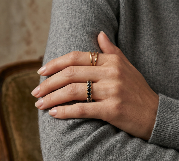 Deimantinė juostelė su juodaiss deimantais (4.50 ct) 4.40 mm balto aukso ant pirsto