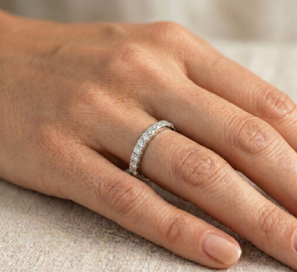 Žiedas su deimantais - balto aukso deimantinė juostelė (5 vnt - 0.75 ct) 2.40 mm 2