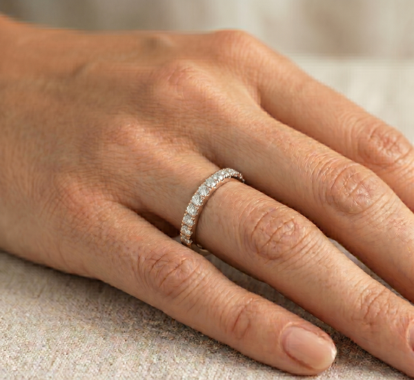 Žiedas su deimantais - raudono aukso deimantinė juostelė (15 vnt - 0.75 ct) 2.40 mm