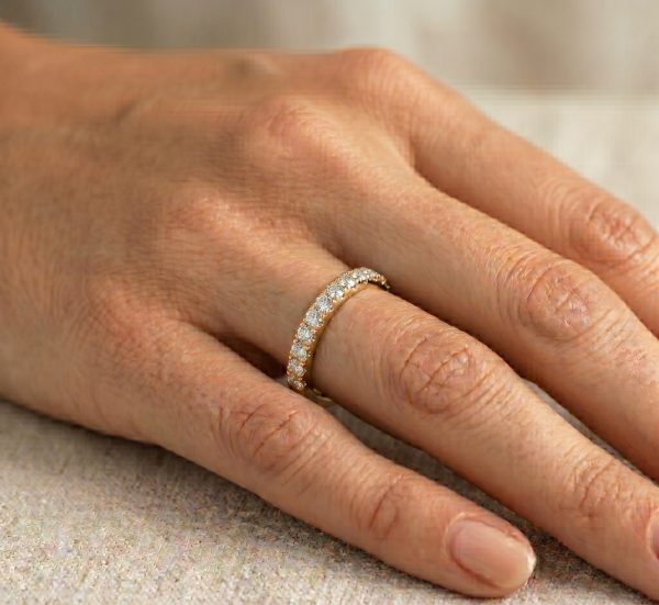 Žiedas su deimantais - raudono aukso deimantinė juostelė (15 vnt - 0.75 ct) 2.40 mm