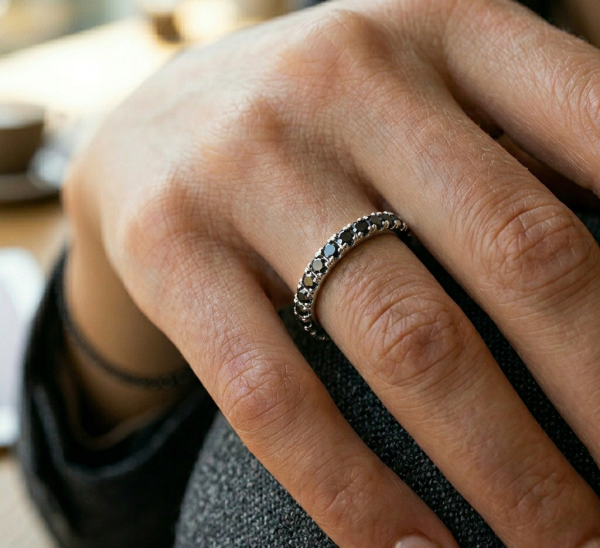 Žiedas su juodais deimantais - balto aukso deimantinė juostelė (15 vnt - 0.45 ct) 2.00 mm 33