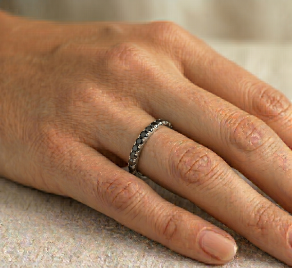 Žiedas su juodais deimantais - balto aukso deimantinė juostelė (15 vnt - 0.75 ct) 2.50 mm 22