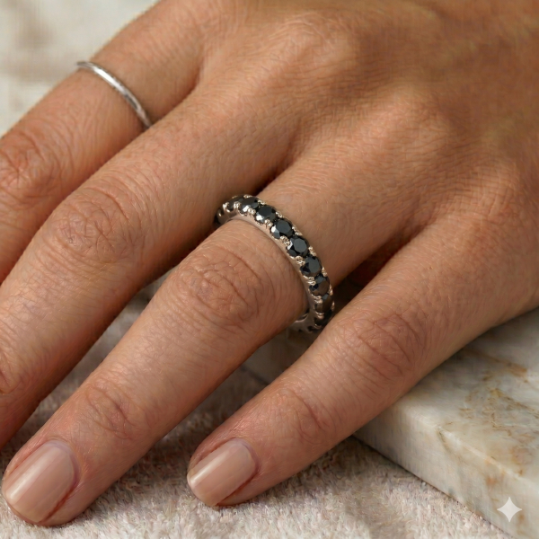 Žiedas su juodais deimantais - balto aukso deimantinė juostelė ant prišto(13 vnt - 1.05 ct) 3.00 mm