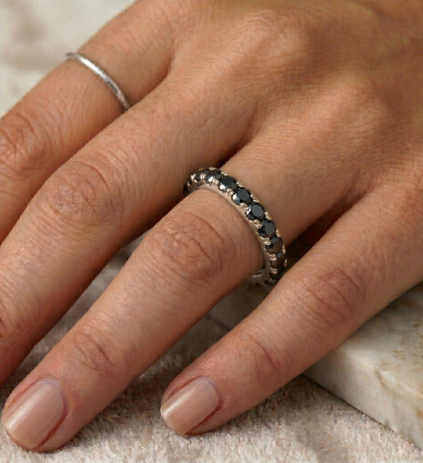 Žiedas su juodais deimantais - balto aukso deimantinė juostelė ant prišto(13 vnt - 1.05 ct) 3.00 mm