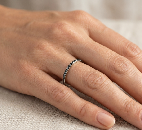 Žiedas su juodais deimantais - deimantinė juostelė balto aukso (20 vnt - 0.20 ct) 1.50 mm 2