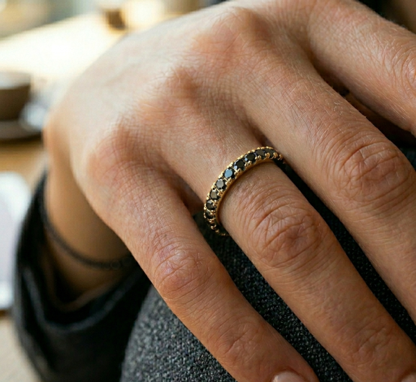 Žiedas su juodais deimantais - geltono aukso deimantinė juostelė (15 vnt - 0.45 ct) 2.00 mm 33