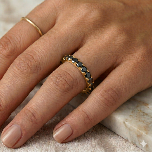 Žiedas su juodais deimantais - geltono aukso deimantinė juostelė ant prišto(13 vnt - 1.05 ct) 3.00 mm 2