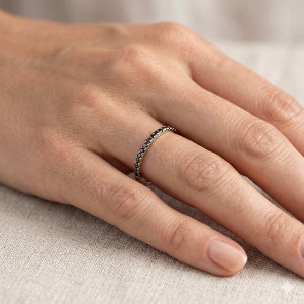 Žiedas su juodais deimantais - pusinė deimantinė juostelė balto aukso (20 vnt - 0.20 ct) 1.50 mm 2