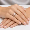Balto aukso sužadėtuvių žiedas su Emerald deimantu (Lab Grown 1.00 ct) ant merginos rankos