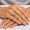 Geltono aukso sužadėtuvių žiedas su Radiant deimantu (Lab Grown 1.00 ct) ant rankos