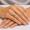 Geltono aukso sužadėtuvių žiedas su Radiant deimantu (Lab Grown 1.00 ct) ant rankos