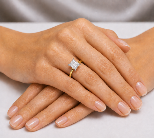 Geltono aukso sužadėtuvių žiedas su Radiant deimantu (Lab Grown 1.00 ct) ant rankos
