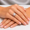 Sužadėtuvių žiedas su Emerald deimantu (Lab Grown 2.00 ct) baltas auksas ant merginos rankos