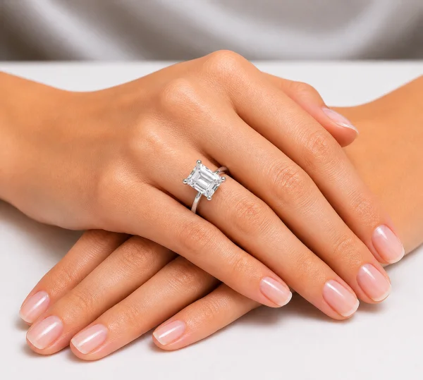 Sužadėtuvių žiedas su Emerald deimantu (Lab Grown 2.00 ct) baltas auksas ant merginos rankos