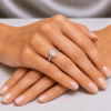 Sužadėtuvių žiedas su Oval deimantu (Lab Grown 1.00 ct) balto aukso ant merginos rankos