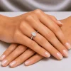 Sužadėtuvių žiedas su Oval deimantu (Lab Grown 1.00 ct) balto aukso ant merginos rankos