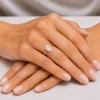 Sužadėtuvių žiedas su Oval deimantu (Lab Grown 1.00 ct) geltonas auksas ant rankos