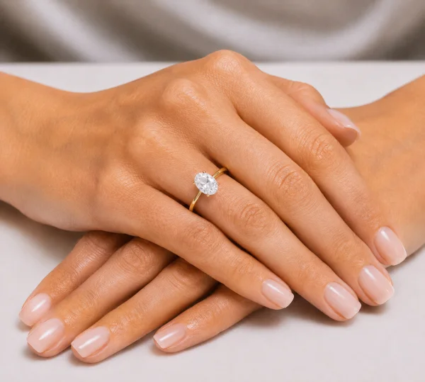 Sužadėtuvių žiedas su Oval deimantu (Lab Grown 1.00 ct) geltonas auksas ant rankos