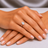 Sužadėtuvių žiedas su Oval deimantu (Lab Grown 1.00 ct) raudono aukso ant rankos