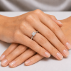Sužadėtuvių žiedas su Princess deimantu (Lab Grown 1.00 ct) balto aukso ant rankos