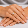 Sužadėtuvių žiedas su Princess deimantu (Lab Grown 1.00 ct) geltono aukso ant rankos