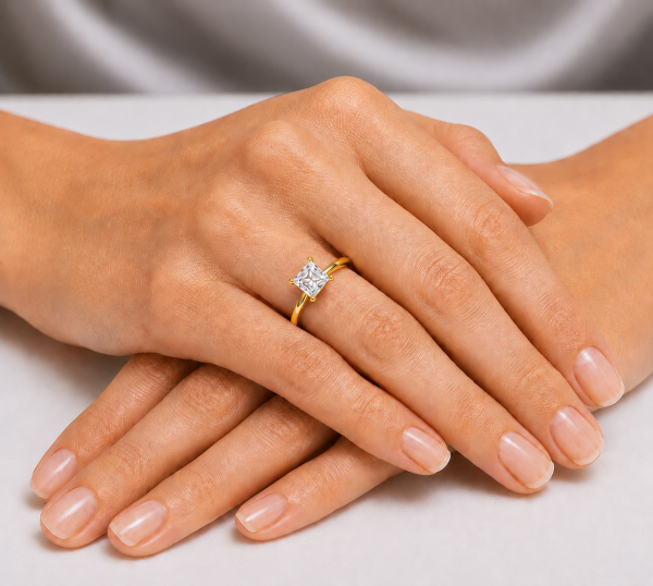 Sužadėtuvių žiedas su Princess deimantu (Lab Grown 1.00 ct) geltono aukso ant rankos