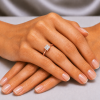 Sužadėtuvių žiedas su Princess deimantu (Lab Grown 1.00 ct) raudono aukso ant rankos