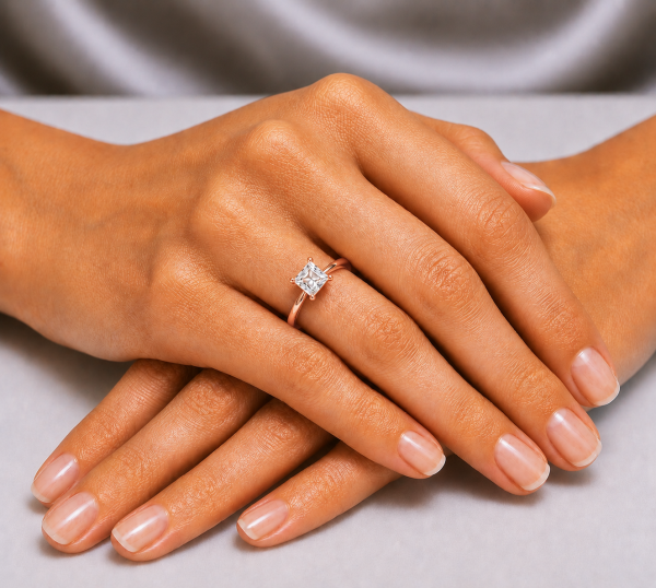 Sužadėtuvių žiedas su Princess deimantu (Lab Grown 1.00 ct) raudono aukso ant rankos