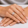 Sužadėtuvių žiedas su Princess deimantu (Lab Grown 2.00 ct) balto aukso ant rankos
