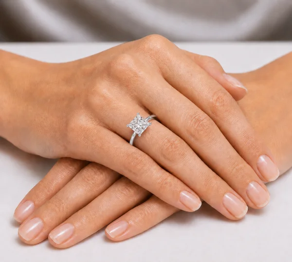 Sužadėtuvių žiedas su Princess deimantu (Lab Grown 2.00 ct) balto aukso ant rankos
