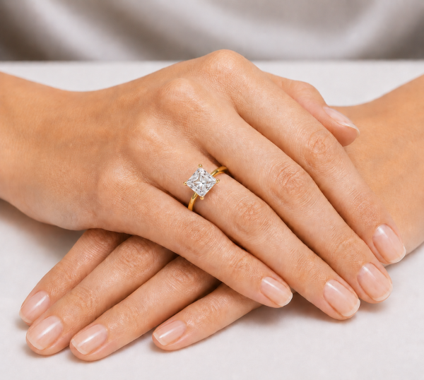 Sužadėtuvių žiedas su Princess deimantu (Lab Grown 2.00 ct) geltono aukso ant rankos